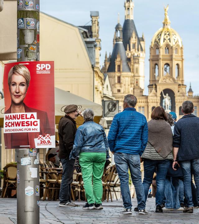 Ein Wahlplakat von Manuela Schwesig, Mitglied der Sozialdemokratischen Partei Deutschlands (SPD) und Ministerpräsidentin von Mecklenburg-Vorpommern, hängt vor dem Schweriner Schloss, dem Landtag von Mecklenburg-Vorpommern, am 11.09.2026.