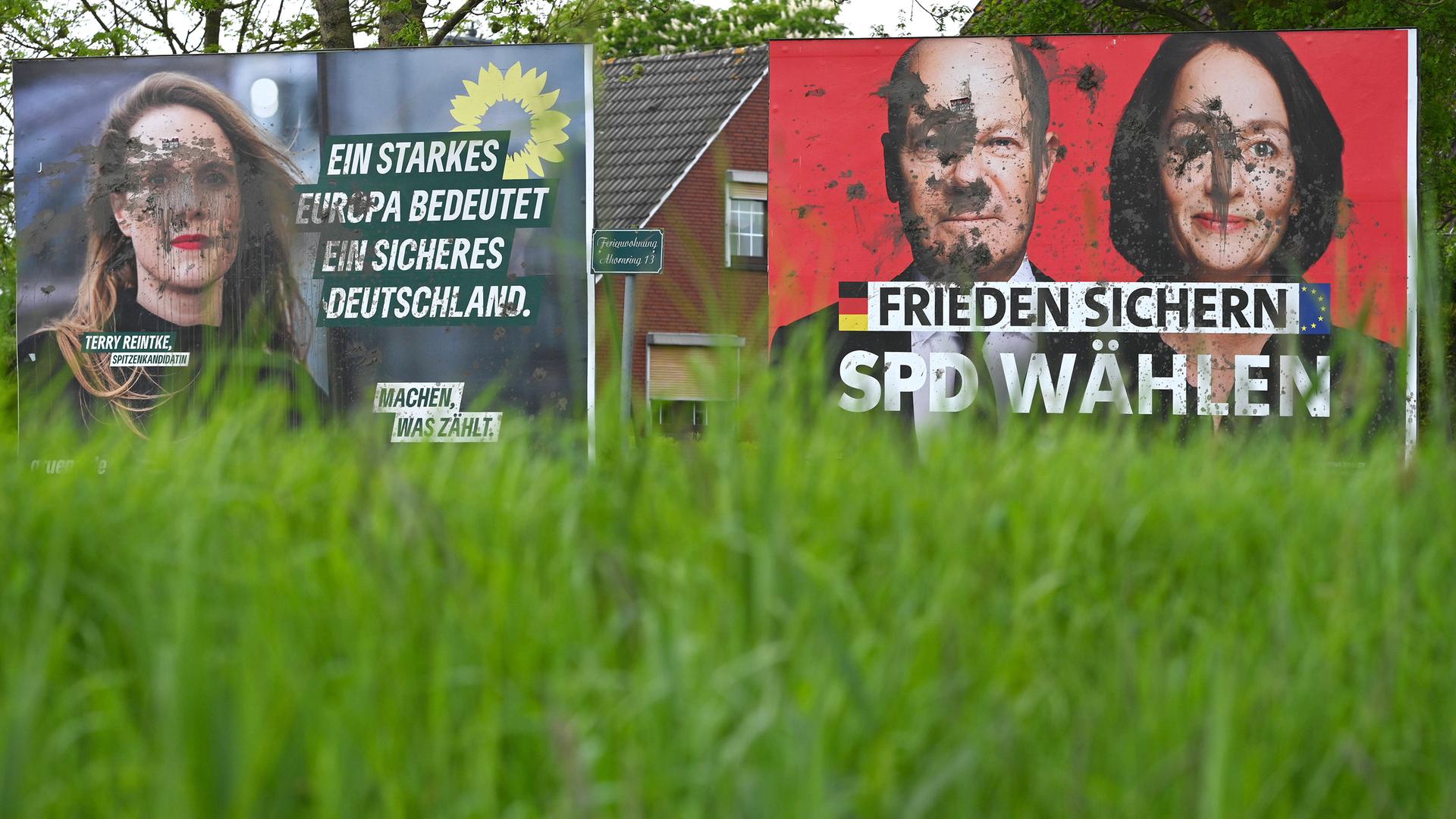 Beschmierte Wahlplakate 