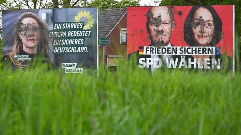 Beschmierte Wahlplakate 