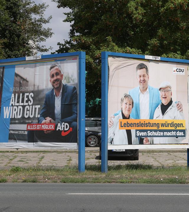Wahlplakate von AfD-Spitzenkandidat Ulrich Siegmund (AfD) und CDU-Ministerpräsident Sven Schulze an einer Straße in Sachsen-Anhalt. (Archivbild) 