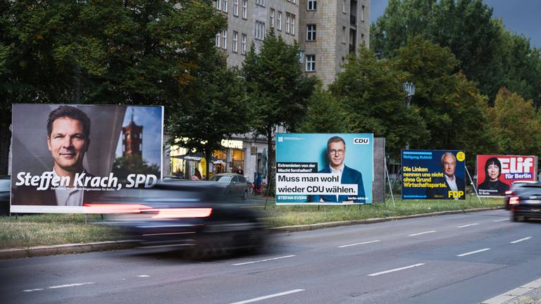 Großflächen der SPD, CDU, FDP und Linkspartei an der Frankfurter Allee Berlin Messe Berlin Berlin Deutschland