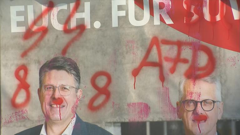 Mit nationalsozialistischen Parolen beschmiertes Wahlplakat.