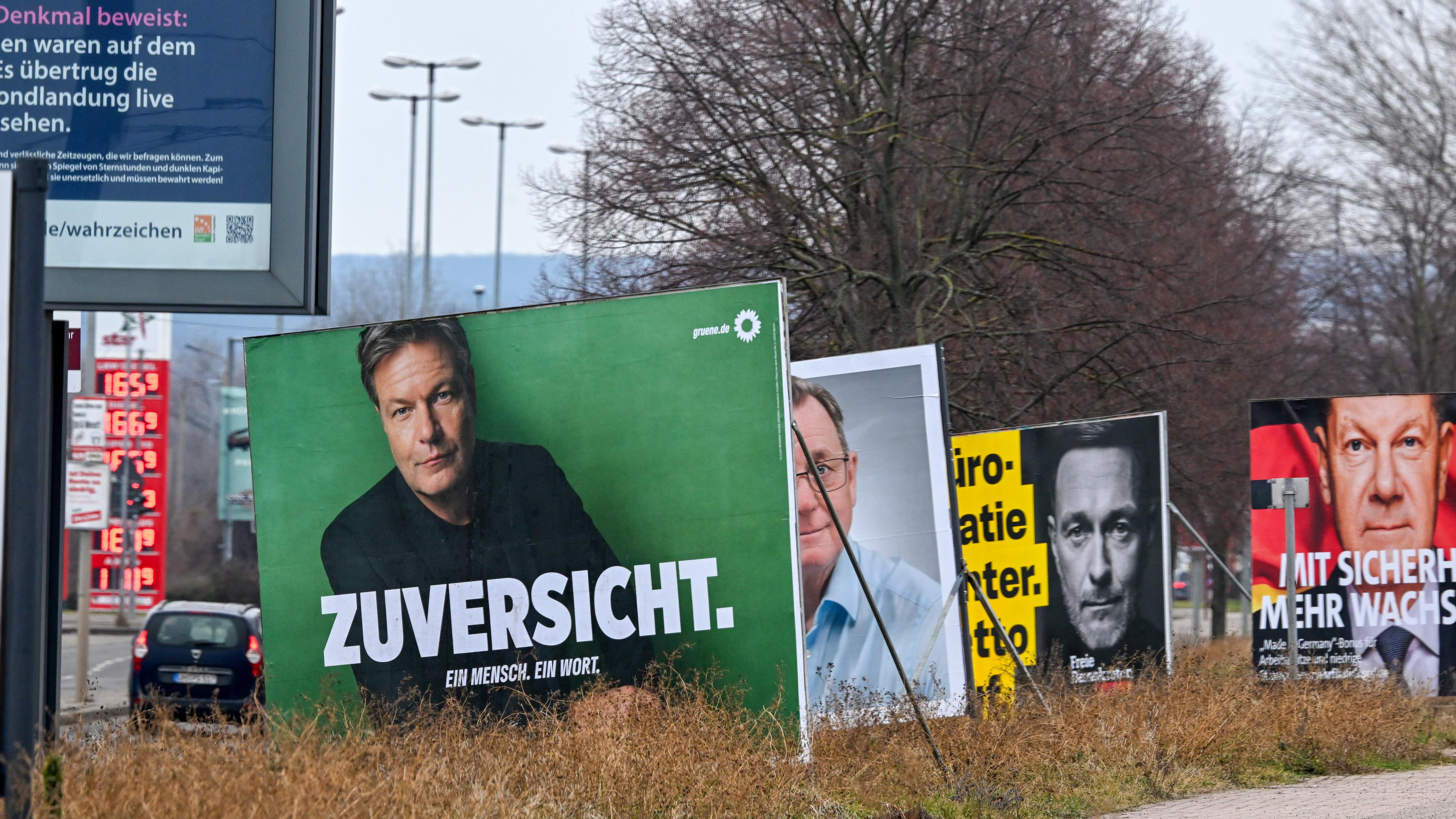 Mehrere Wahlplakate zur Bundestagswahl in Erfurt