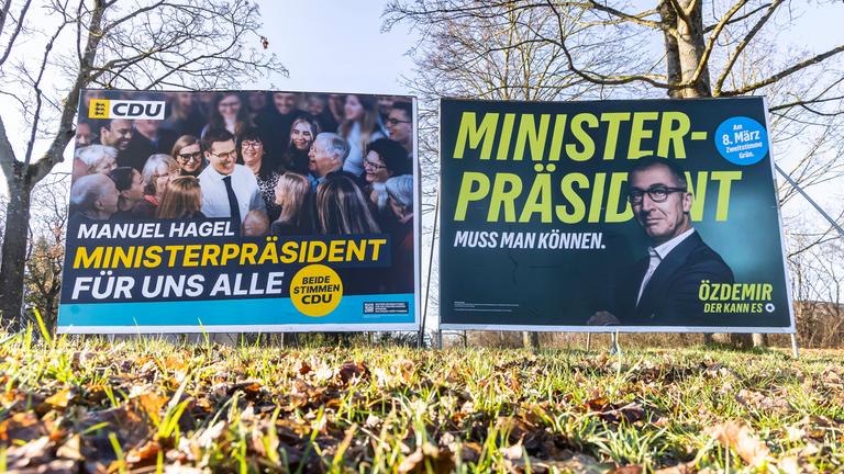 Wahlplakate der Grünen und der CDU an einer Straßenkreuzung in Fellbach am 02.03.2026.