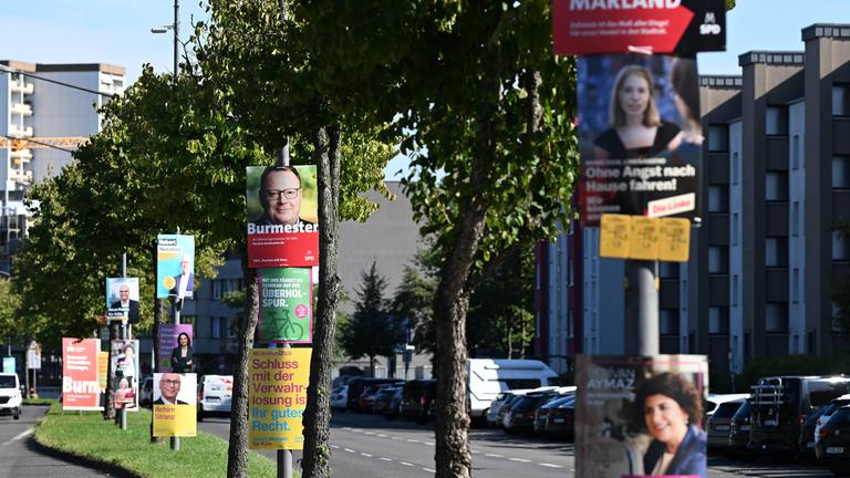Wahlplakate zu den Bürgermeisterkandidaten am 10.09.2025 in der Südstadt Köln.