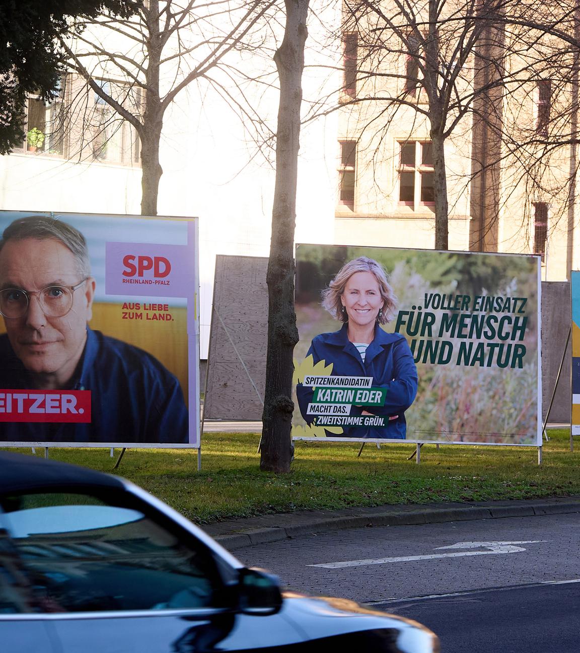 Wahlplakate für die Landtagswahl in Rheinland-Pfalz im März 2026 sind auf dem Friedrich-Ebert-Ring in der Innenstadt zu sehen. 