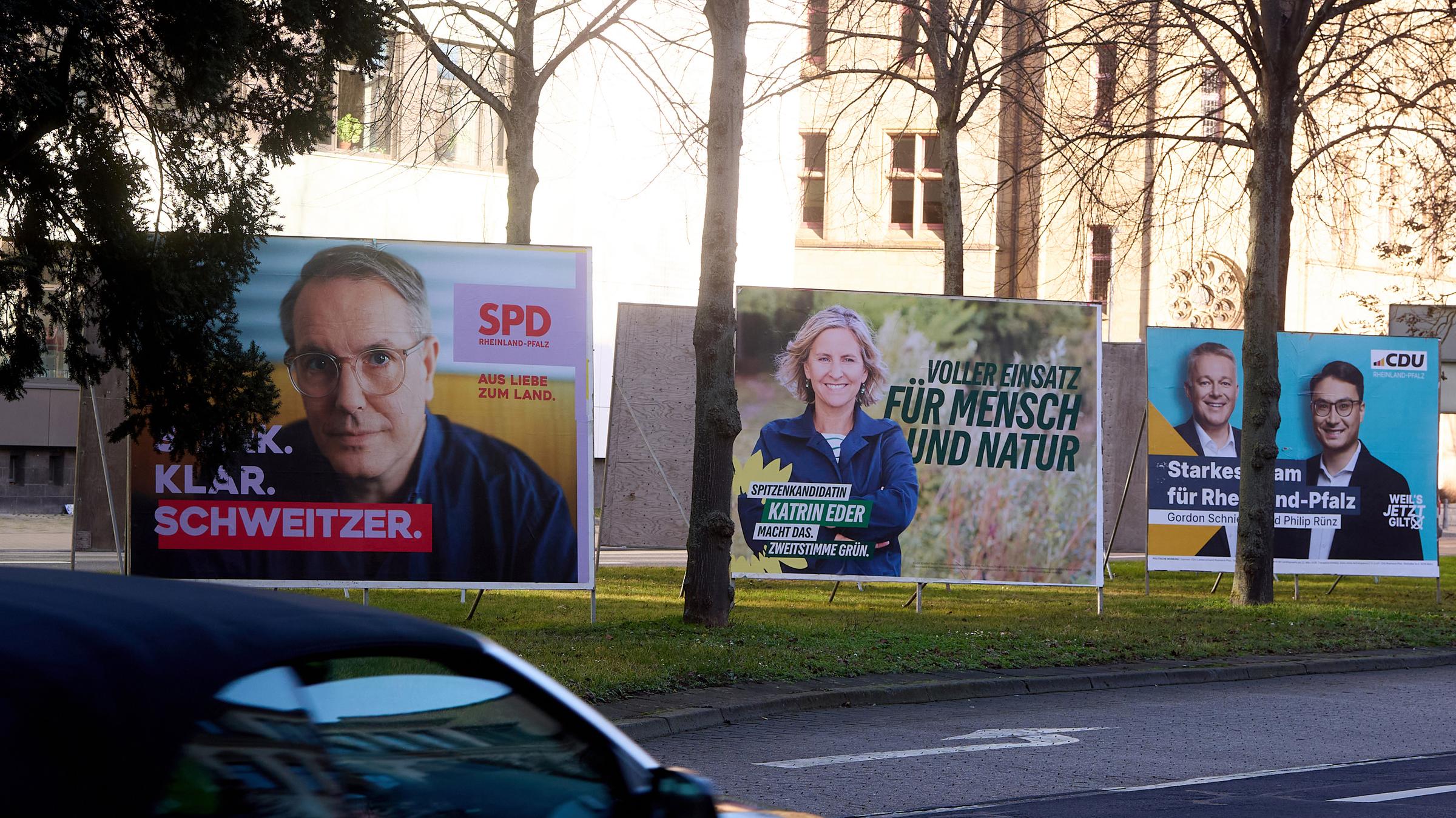 Wahlplakate für die Landtagswahl in Rheinland-Pfalz im März 2026 sind auf dem Friedrich-Ebert-Ring in der Innenstadt zu sehen. 