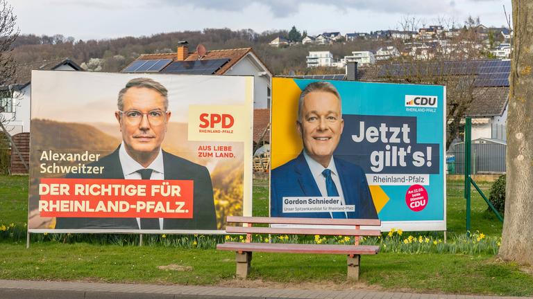 Wahlplakate zur Landtagswahl in Rheinland-Pfalz Großflächen-Wahlplakate der SPD mit Ministerpräsident Alexander Schweitzer links und der CDU mit Spitzenkandidat Gordon Schnieder rechts zur Landtagswahl in Rheinland-Pfalz am 22.03.2026. 