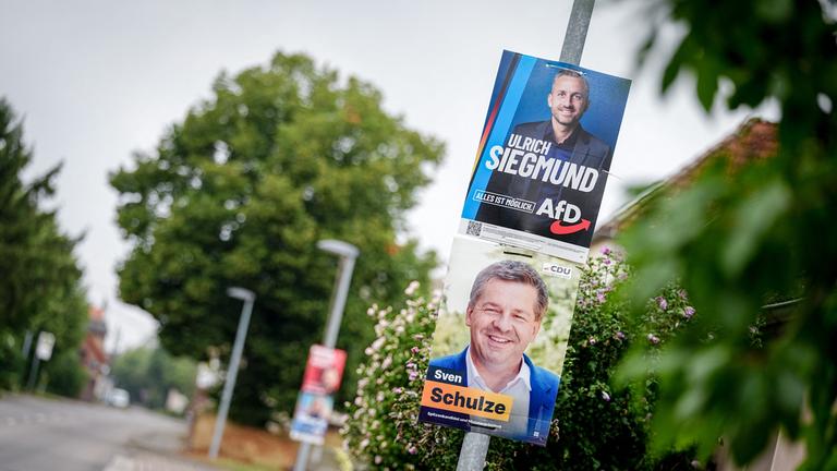 Wahlplakate für die Landtagswahl in Sachsen-Anhalt mit Ulrich Siegmund, Spitzenkandidat der AfD für die Landtagswahl in Sachsen-Anhalt, und Sven Schulze (CDU), Ministerpräsident von Sachsen-Anhalt