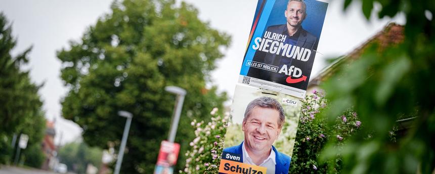 Wahlplakate für die Landtagswahl in Sachsen-Anhalt mit Ulrich Siegmund, Spitzenkandidat der AfD für die Landtagswahl in Sachsen-Anhalt, und Sven Schulze (CDU), Ministerpräsident von Sachsen-Anhalt