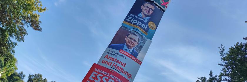 Wahlplakate zur Landtagswahl in Thüringen hängen an einem Mast in Altenburg.