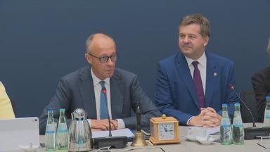 Zu sehen sind Friedrich Merz und Sven Schulze bei der Pressekonferenz 