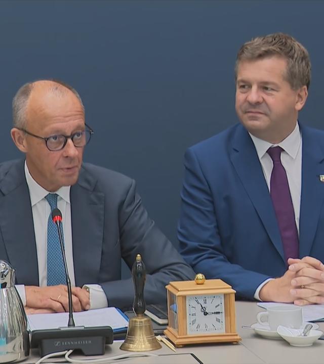 Zu sehen sind Friedrich Merz und Sven Schulze bei der Pressekonferenz 