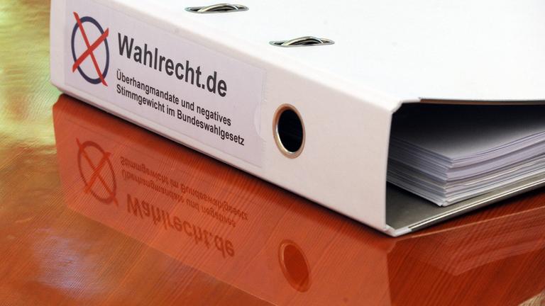Ein Aktenordner zur Verhandlung des neuen Wahlrechts für Bundestagswahlen, Archivbild