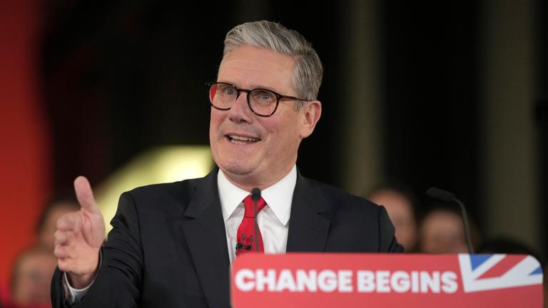 Der Vorsitzende der Labour Party, Keir Starmer, spricht zu seinen Anhängern in der Tate Modern. 