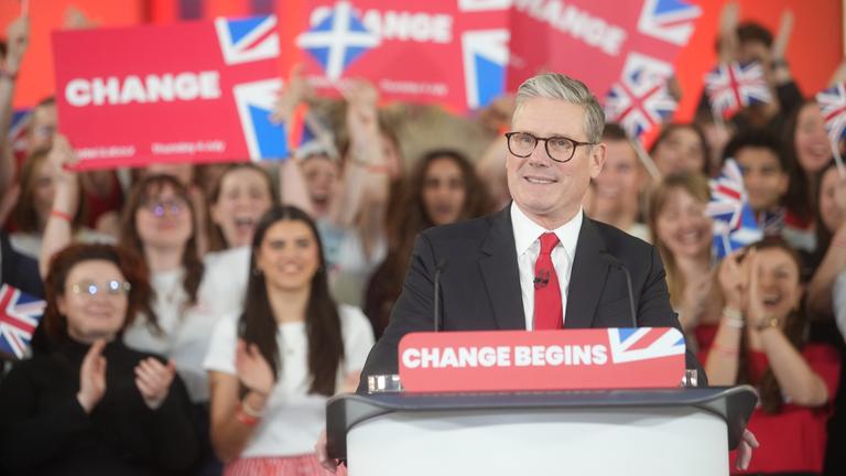 Der Vorsitzende der Labour-Partei, Sir Keir Starmer, spricht auf einer Wahlparty im Zentrum Londons zu seinen Anhängern. 