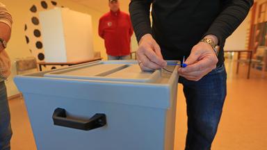  Eine Wahlurne wird zu Beginn der Wahl in einem Wahllokal in Wernigerode verplombt. 