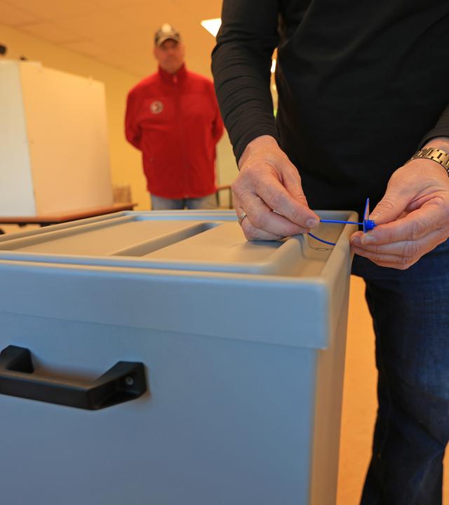  Eine Wahlurne wird zu Beginn der Wahl in einem Wahllokal in Wernigerode verplombt. 