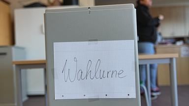 Die Wahllokale sind geöffnet