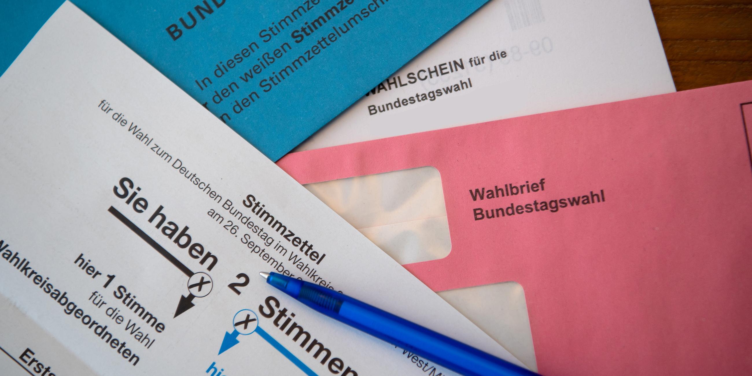 Briefwahlunterlagen für die Bundestagswahl mit Stimmzettel