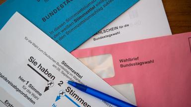 Briefwahlunterlagen für die Bundestagswahl mit Stimmzettel