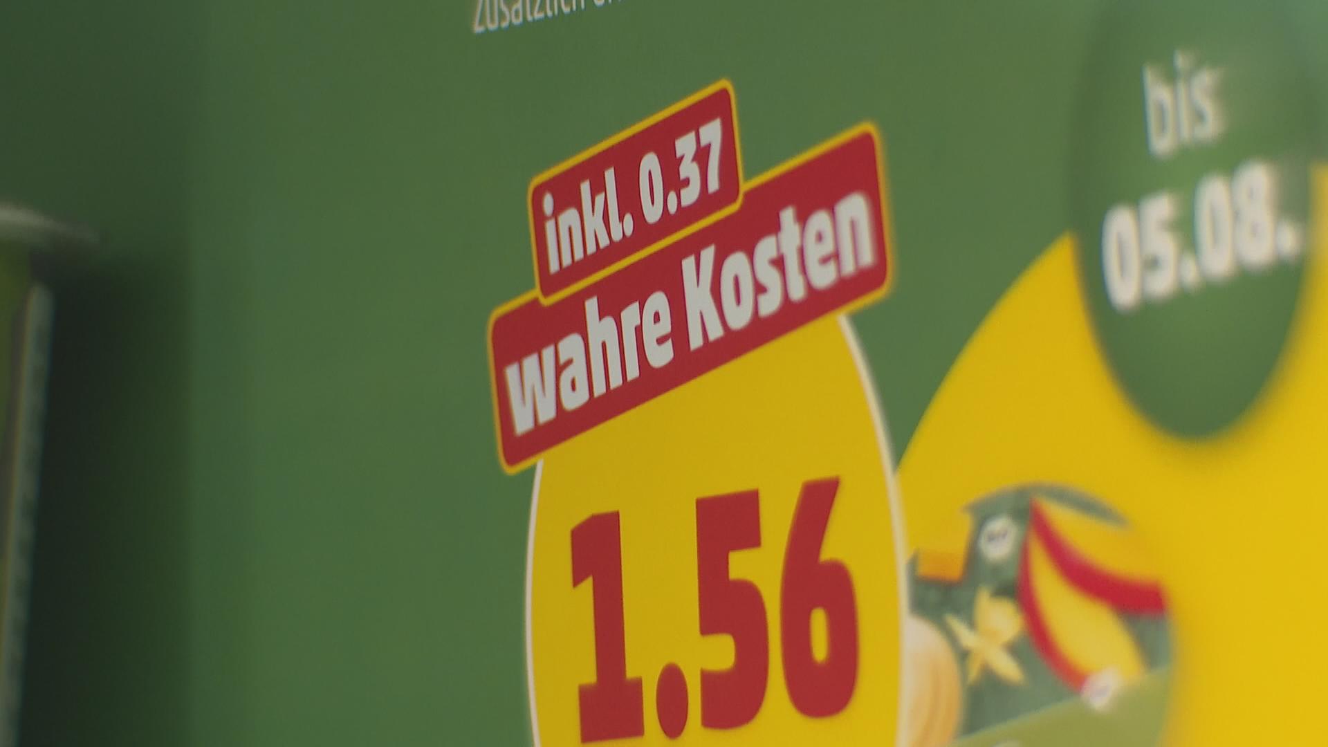 Auf dem Bild ist ein Schild mit den wahren Kosten bei Penny zu sehen.