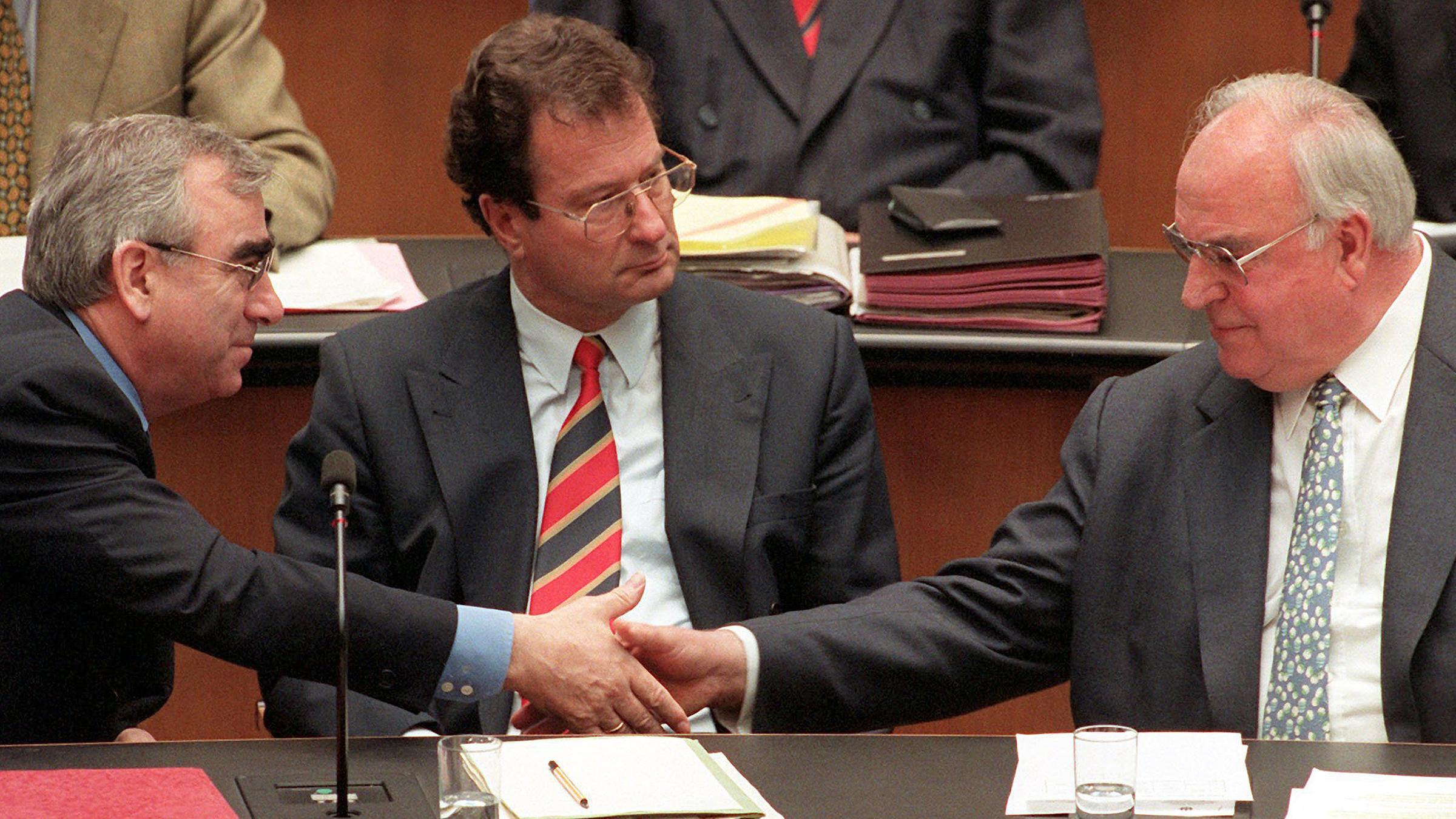 Theo Waigel (CSU), Klaus Kinkel (FDP) und Helmut Kohl (CDU) - (Archivbild vom 02.04.1998)