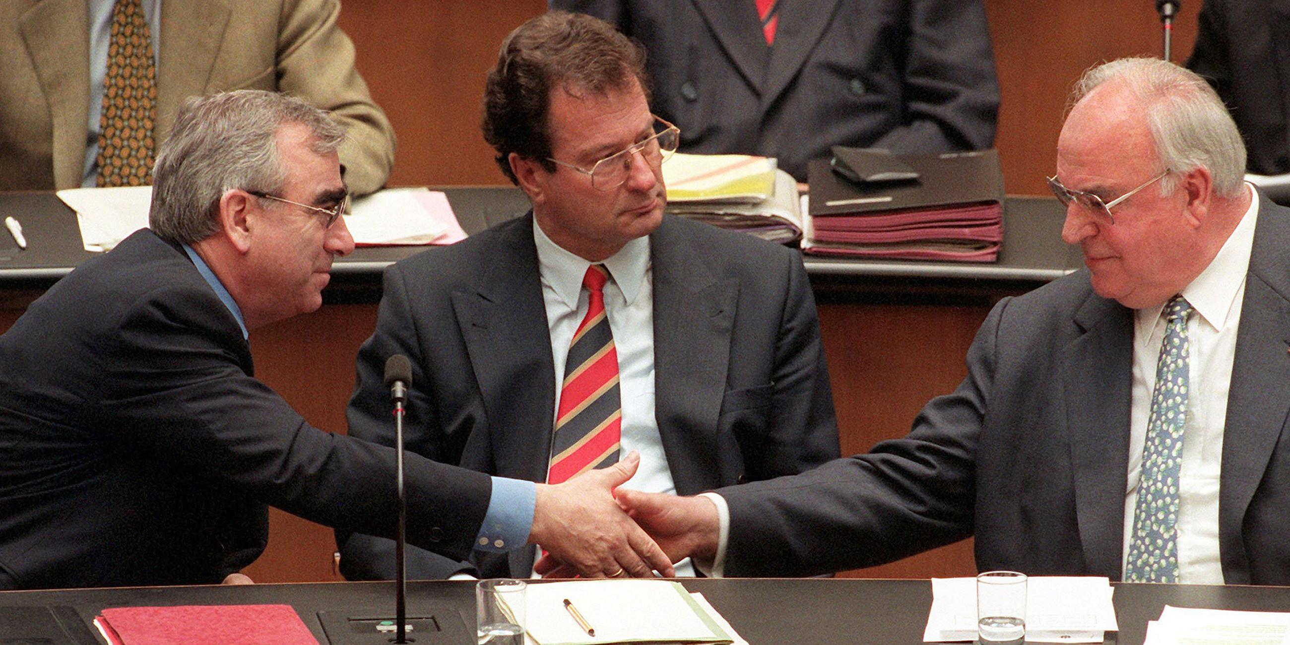 Theo Waigel (CSU), Klaus Kinkel (FDP) und Helmut Kohl (CDU) - (Archivbild vom 02.04.1998)