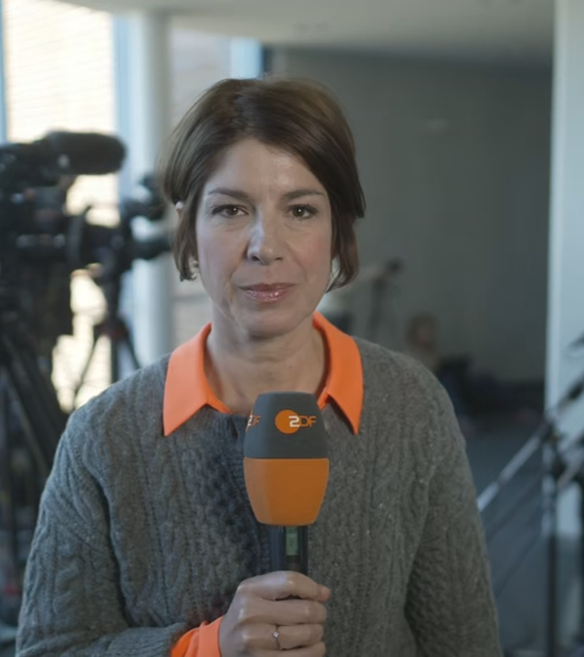 ZDF-Reporterin Stadtfeld bei der Pressekonferenz in Wismar zum gestrandeten Wal