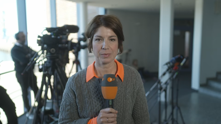 ZDF-Reporterin Stadtfeld bei der Pressekonferenz in Wismar zum gestrandeten Wal