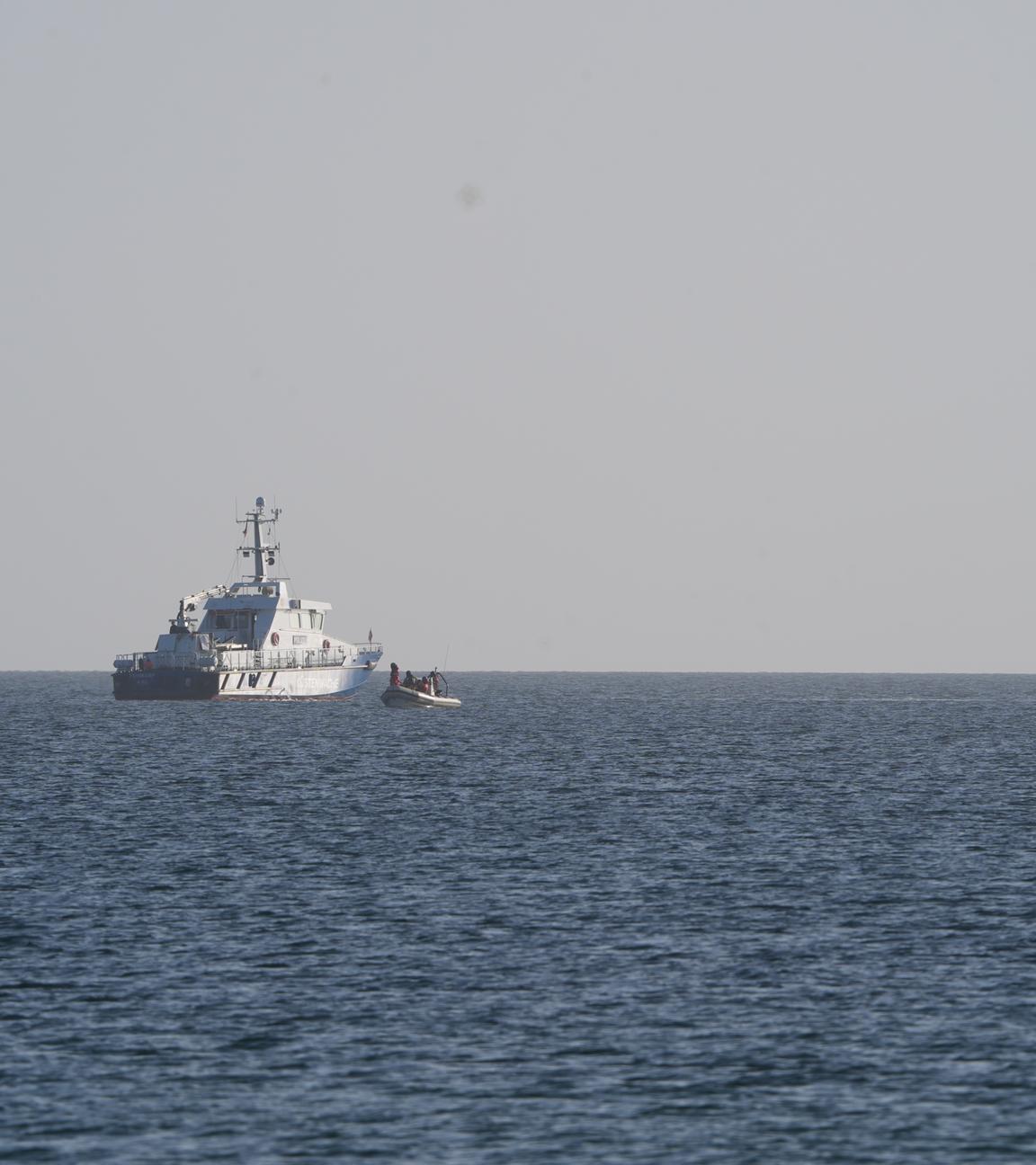 Der Buckelwal (nicht im Bild zu sehen) wird auf der Ostsee von Küstenwacheschiffen und Polizeibooten begleitet.