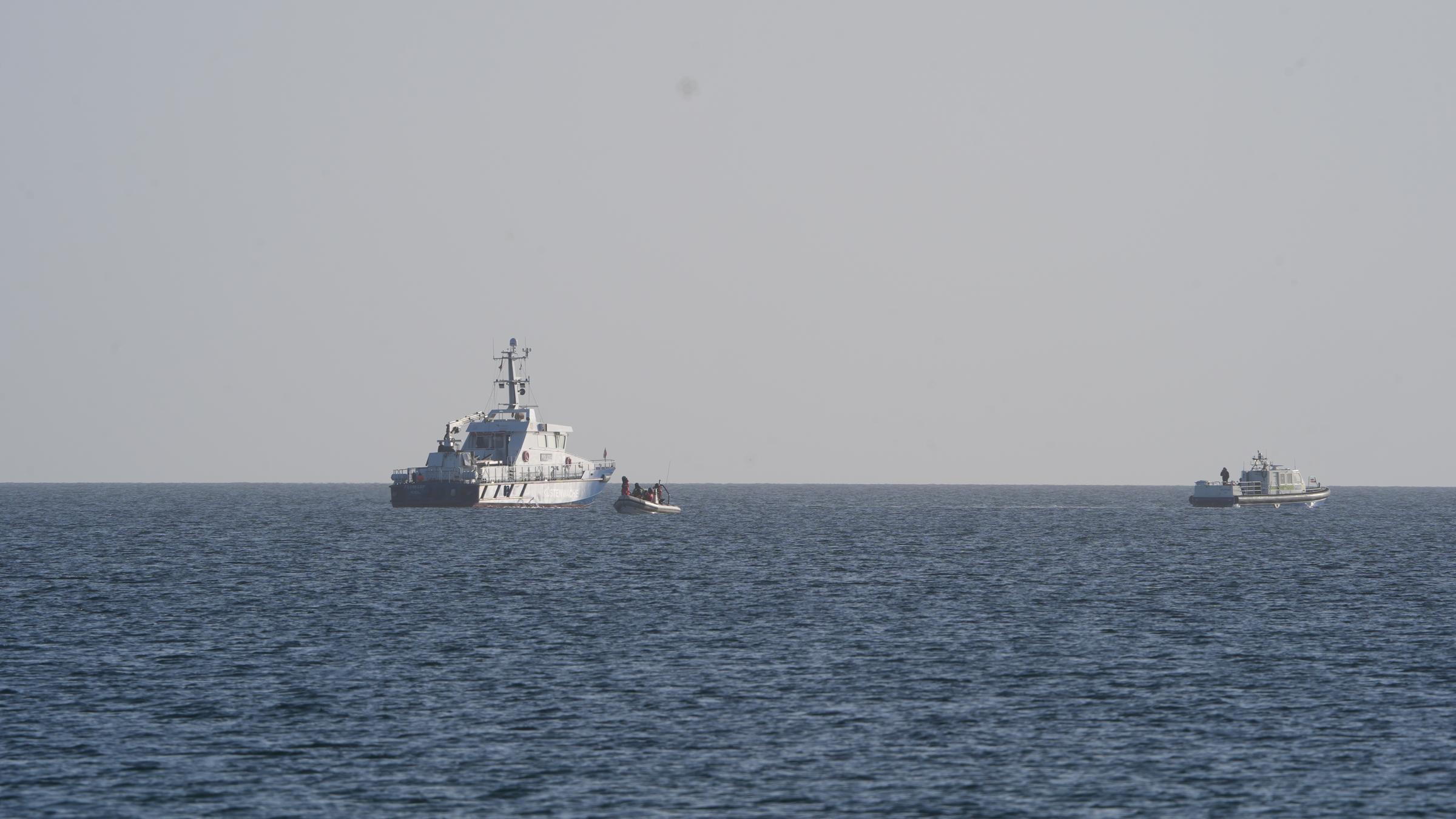 Der Buckelwal (nicht im Bild zu sehen) wird auf der Ostsee von Küstenwacheschiffen und Polizeibooten begleitet.