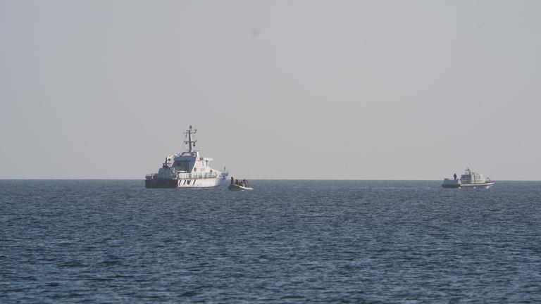 Der Buckelwal (nicht im Bild zu sehen) wird auf der Ostsee von Küstenwacheschiffen und Polizeibooten begleitet.