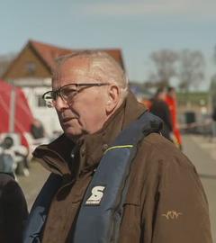 Backhaus mit Schwimweste im Freien im Interview.