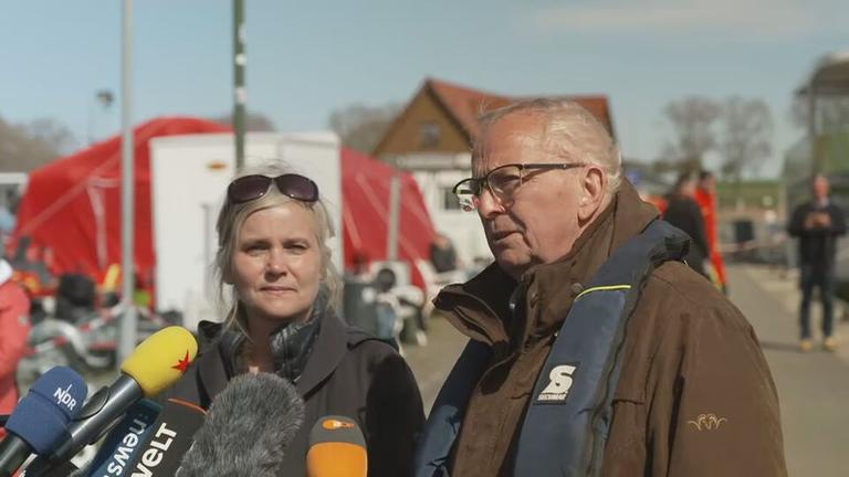 Backhaus mit Schwimweste im Freien im Interview.