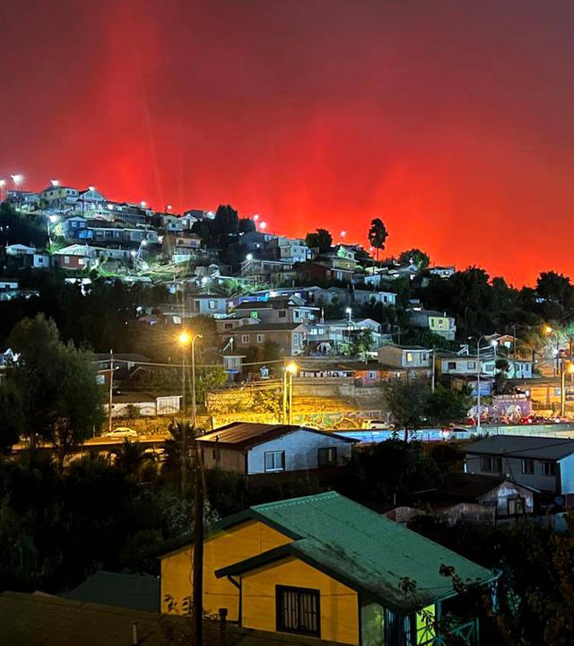 Waldbrand löst Alarmstufe Rot und Evakuierung der Sektoren Puente 1, Puente 2 und Puente 3 in Concepción Carlos Acuña Aton, Chile, aus
