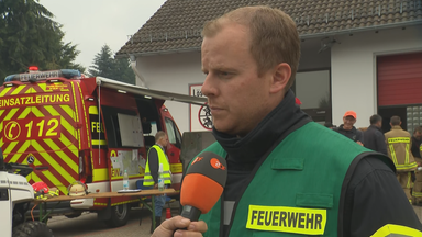 Feuerwehrmann Tobias Schell aus Monschau im Interview bei ZDFheute live.