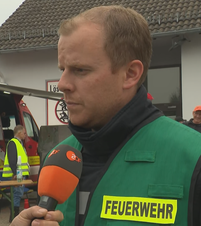 Feuerwehrmann Tobias Schell aus Monschau im Interview bei ZDFheute live.