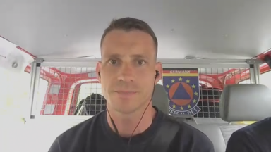 Feuerwehrmann Frank Frenser auf dem Weg nach Spanien zugeschaltet aus einem Einsatzfahrzeug