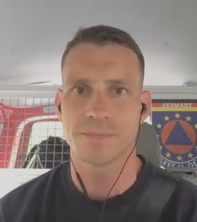 Feuerwehrmann Frank Frenser auf dem Weg nach Spanien zugeschaltet aus einem Einsatzfahrzeug