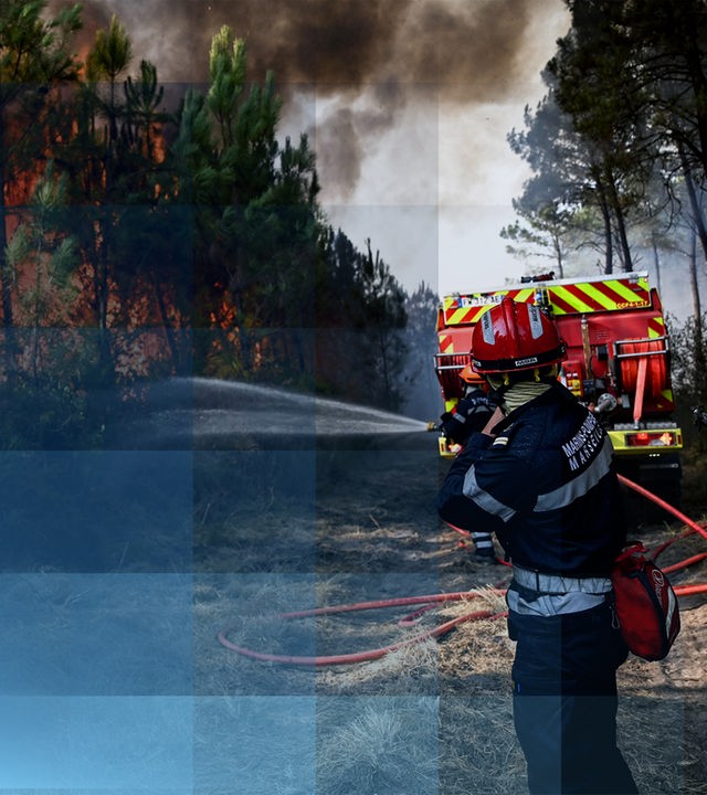 Einsatzkräfte, die in Frankreich einen Waldbrand bekämpfen