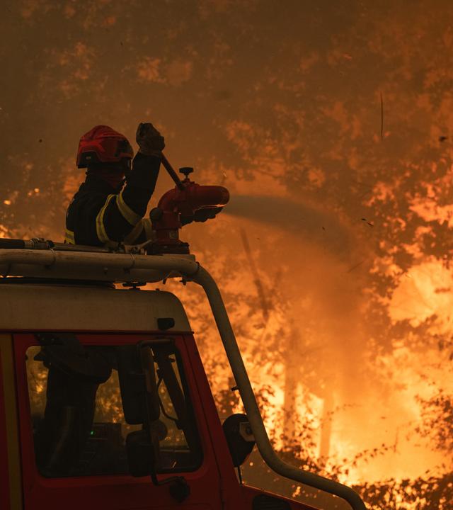 Einsatzkräfte bei der Bekämpfung eines Waldbrandes, der sich am späten Abend des 24. 7. 2026 in Lège-Cap-Ferret im Südwesten Frankreichs ausbreitete (veröffentlicht am 25. Juli 2026). 