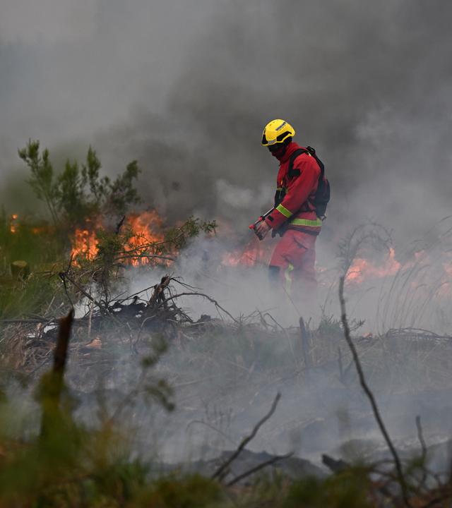Feuerwehrkräfte bekämpfen einen Waldbrand nahe Marcheprime bei Bordeaux im Südwesten Frankreichs.