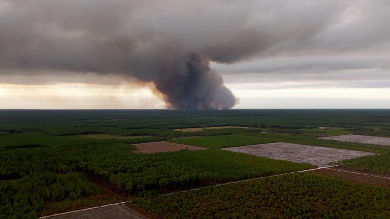Rauch, der am 22. 7. 2026 während eines Waldbrands in Saumos im Südwesten Frankreichs in der Ferne aufsteigt.