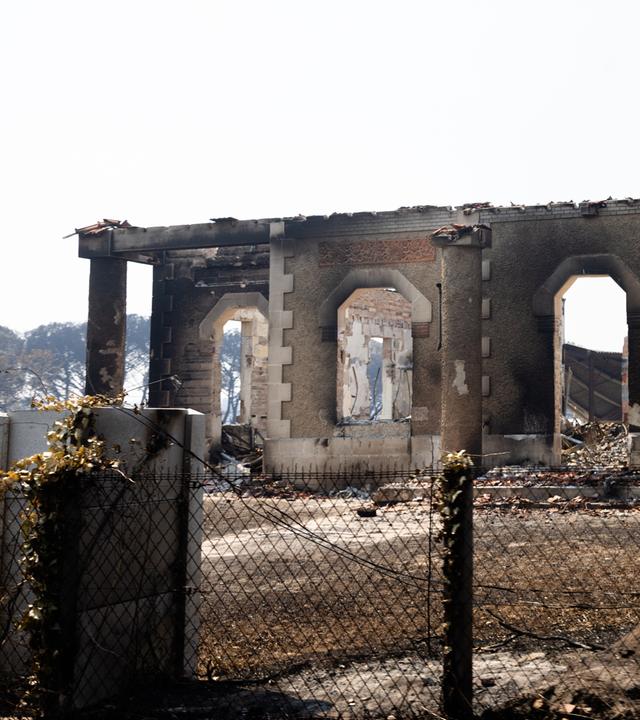 Verbrannte und beschädigte Häuser in einem vom Feuer betroffenen Gebiet in der Gemeinde Le Porge nach einem Waldbrand im Südwesten Frankreichs, 28. Juli 2026. 