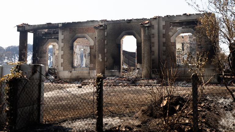 Verbrannte und beschädigte Häuser in einem vom Feuer betroffenen Gebiet in der Gemeinde Le Porge nach einem Waldbrand im Südwesten Frankreichs, 28. Juli 2026. 