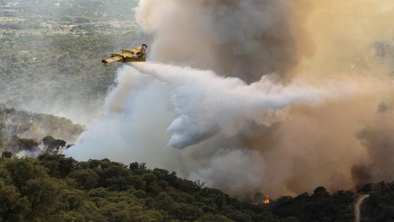 Löschflugzeuge versuchen den Waldbrand zu löschen.