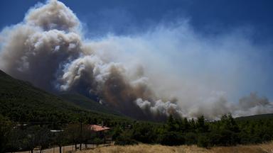 Flammen bedrohen Stadt Megara