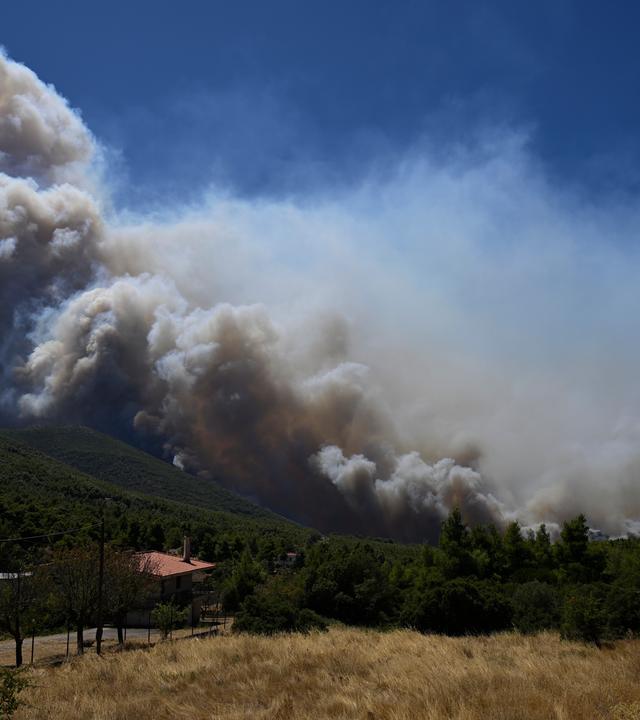 Rauch steigt von einem Waldbrand nordwestlich von Athen auf. 