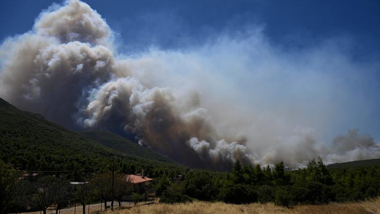 Rauch steigt von einem Waldbrand nordwestlich von Athen auf. 